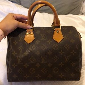 Louis Vuitton speedy 25 in the monogram style
